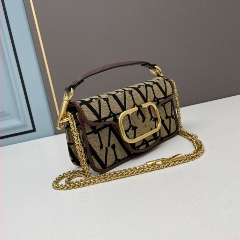 Crossbody táska lánccal, valódi bőr, vízszintes négyzet alakú, zárófedél, belső cipzáros zseb, egy vállpánt