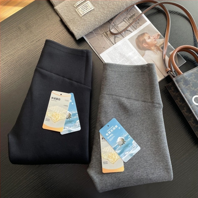 Formázó leggings magas derekú, elasztikus derékrész • 90–95% kifésült pamut • közepes vastagság • szoros ceruza-siluett • kismama leggings