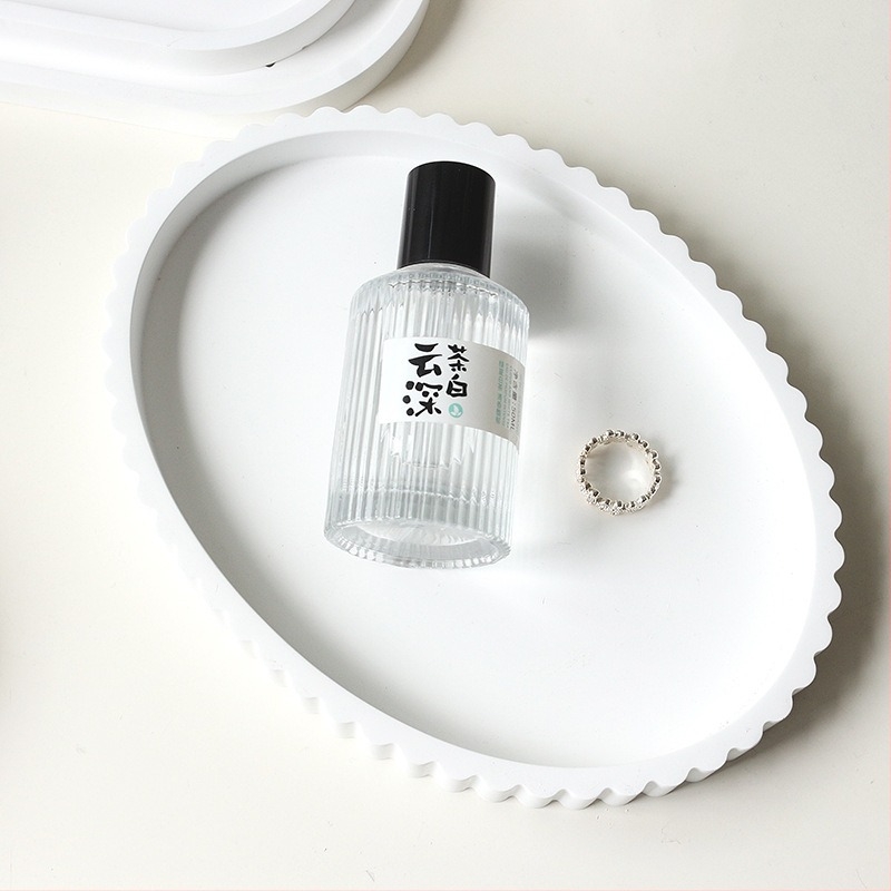 Gipszből készült kijelzőtál ékszerekhez — minimalist fotórekvizit a termékfotózáshoz