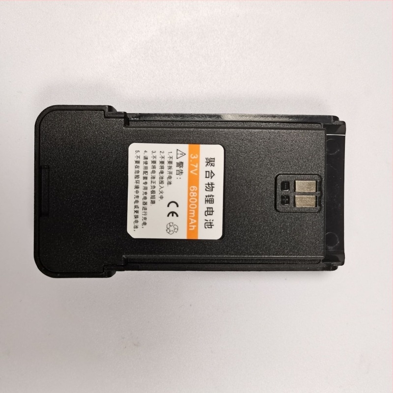 Kültéri kézi rádió egy kattintásos frekvenciabeállítással, 400–480 MHz, 5 W, 16 csatorna, 3–5 km hatótáv, 6800 mAh akkumulátor