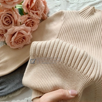 Kötött pulóver akril szálból, karcsúsított szabás, félmagas gallér, hosszú ujjú