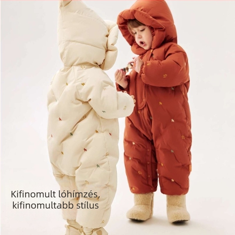Gyermekeknek készült egybeöltözet pehelytöltettel, fehér kacsapuh 86–90% töltet; külső és bélés anyag 100% poliészter; alkalmas 0–1 éves korú újszülötteknek; gallér nélkül