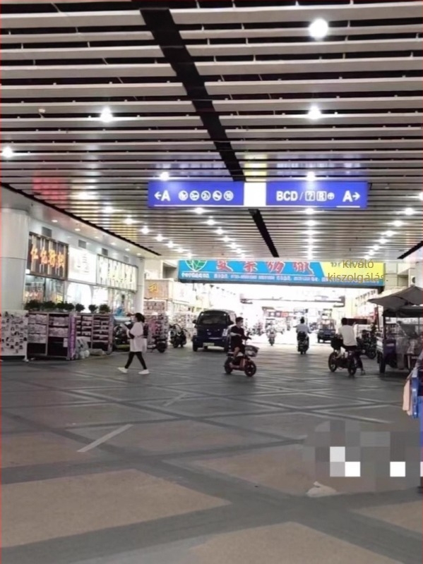 Ujjatlan felső beépített melltartó betétekkel, pántos dizájnnal és csőtop-stílusú, pamut-len anyag