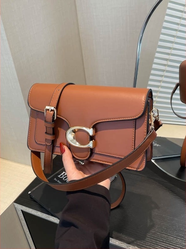 PU anyagú crossbody táska, vízszintes négyszög alak, fedeles nyitás, egy vállpánt, PU bélés