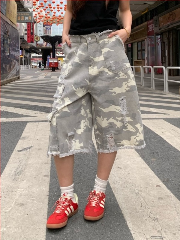 Férfi farmernadrág amerikai utcai stílusban, kamuflázs patch és distressed részletek, laza szabás, cropped hossz, 70,9% pamut