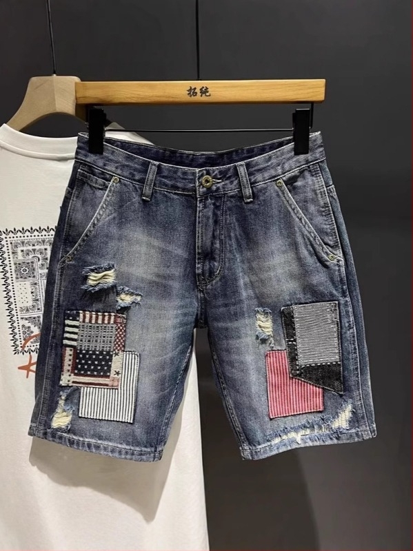 Férfi patchwork denim rövidnadrág — retro, egyenes szabású capri hossz, diagonális zsebek és szakadt dizájn; pamut 68.2%, poliészter 12.7%, viszkóz 19.1%