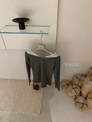 Pamut hosszú ujjú felső, egy vállú V-nyakkal, csipkés szegéllyel, karcsúsított szabás, koreai stílus W8115