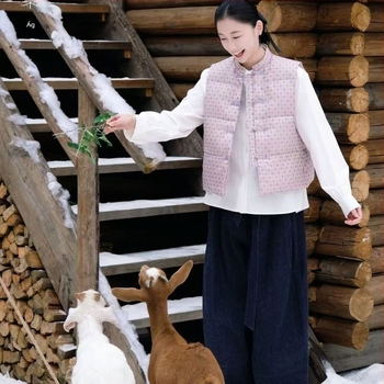 Női down-pamut tömött mellény jacquard hímzéssel, lazán szabott, környakú, téli 2025, pamut-keverék anyag 50–70% poliészterrel