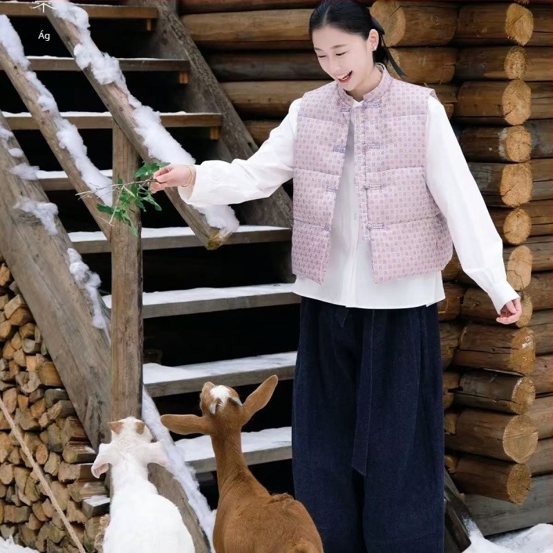 Női down-pamut tömött mellény jacquard hímzéssel, lazán szabott, környakú, téli 2025, pamut-keverék anyag 50–70% poliészterrel