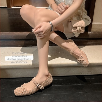 Mary Jane cipők hegyes orrú, juh velúr felső, 1–3 cm alacsony sarok, csatolás, juhbőr bélés