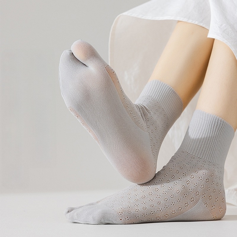 Női hálószövetes zokni középmagasságú, ujjak szerint különíthető, nylon 70–80%, gyors száradás, nedvességelnyelés, súrlódás elleni, egyszálas kötés