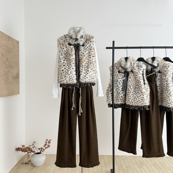 Visszafordítható műszőrme mellény leopardos patchwork és virágos szegéllyel, magas gallér, ujjatlan, hossz 50–65 cm