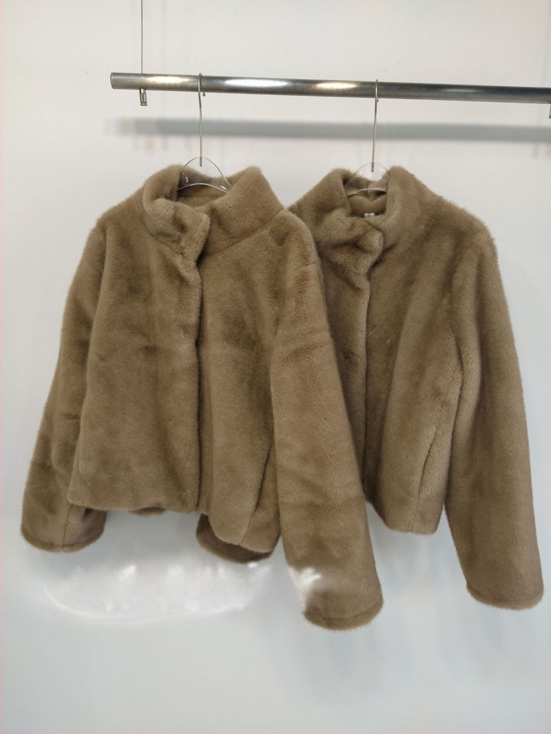 Női műszőrme kabát, álló gallér, hosszú ujjú, hossz 50–65 cm, városi stílus
