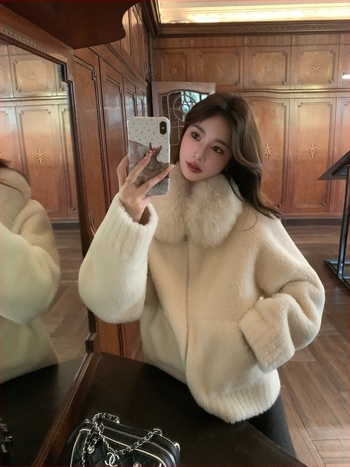 Női shearling bőrkabát róka szőrrel gallérral, anyaga tiszta gyapjú