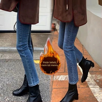 Magas derekú, egyenes szárú farmer, 9/10 hossz, denim pamut anyagból.