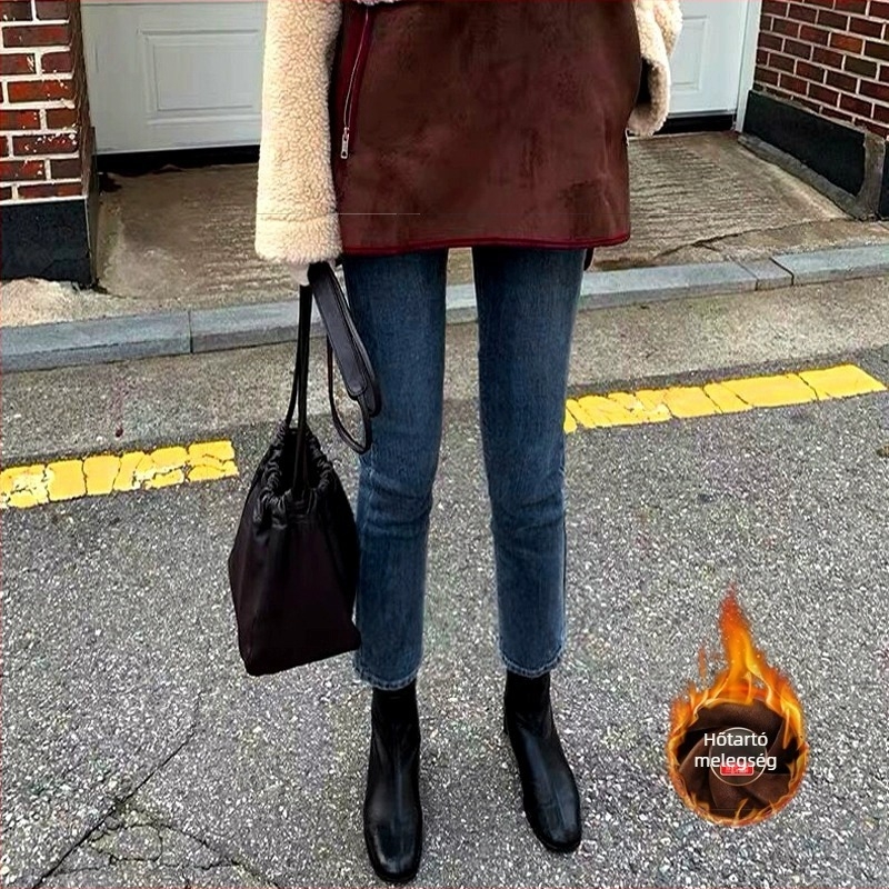 Magas derekú, egyenes szárú farmer, 9/10 hossz, denim pamut anyagból.