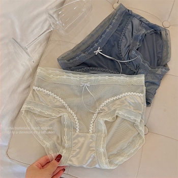 Női hálószövésű alsó középső derekú, lélegző, antibakteriális, nylon anyag, alsó csúcsban mulberry selyem betét, csipkés masni részlettel
