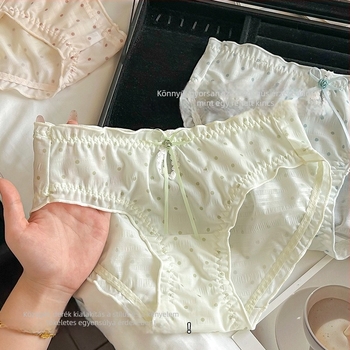 Női háromszög alakú alsónemű pöttyös mintával, középmagas derék, poliészter anyag pamuttal bélelt, lélegző és antibakteriális