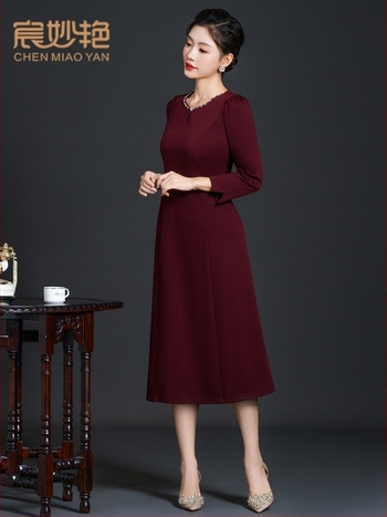 Hosszú gyapjú kötött ruha ősz-télre, elegáns megjelenés, gyöngyös díszítés; fő anyag: poliészter 50–70%, spandex <30%