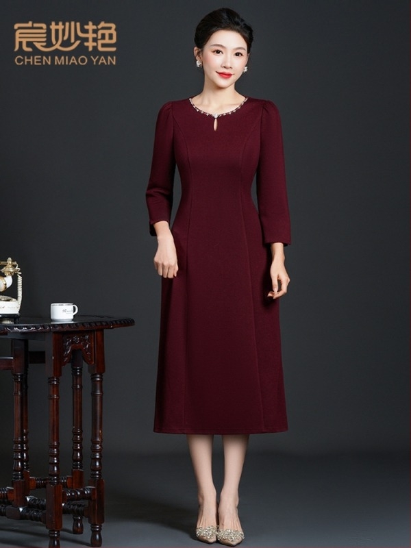Hosszú gyapjú kötött ruha ősz-télre, elegáns megjelenés, gyöngyös díszítés; fő anyag: poliészter 50–70%, spandex <30%