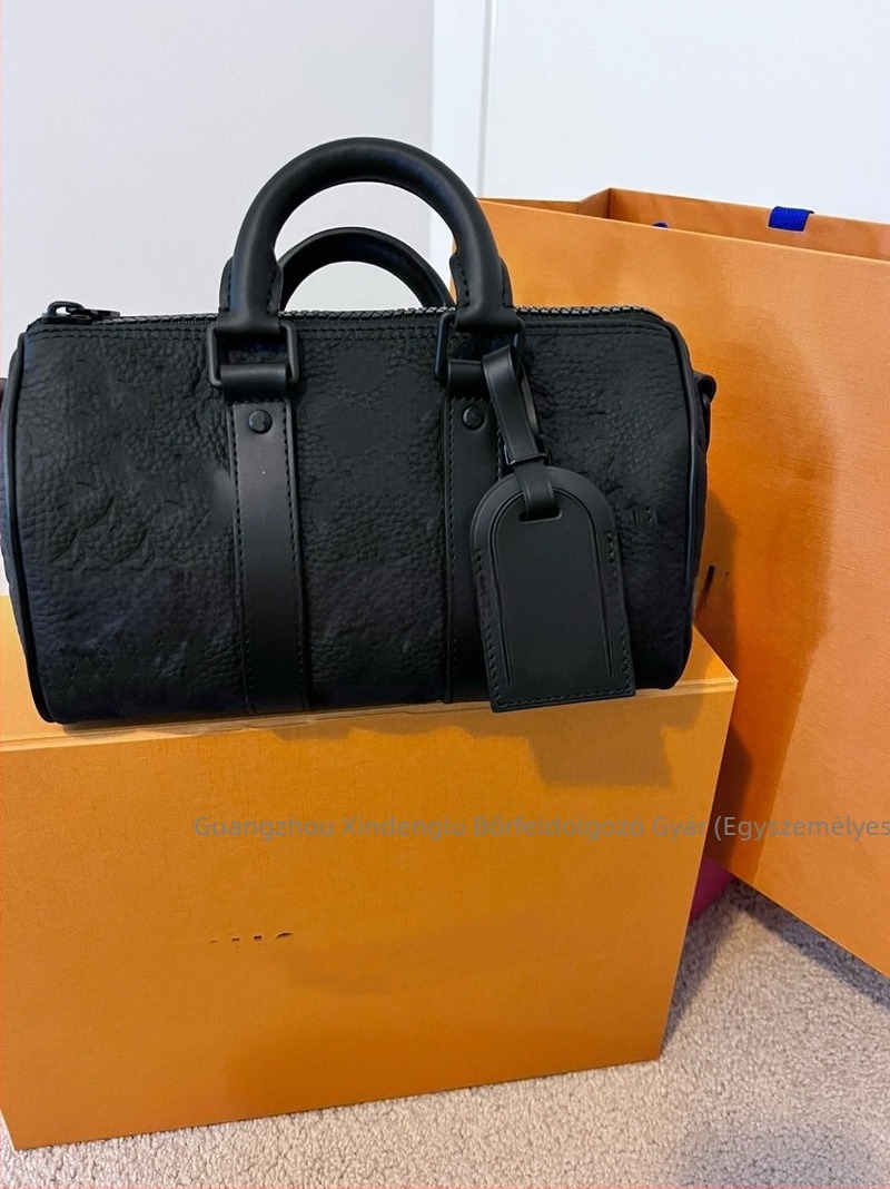Férfi vállon átvetett táska – valódi bőr, dombornyomott, Keepall25, utcai divat, vászon bélés, antibakteriális