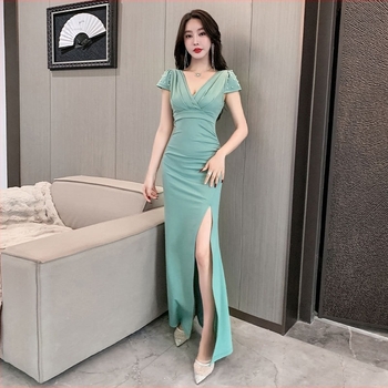 Hosszú ruha V-nyakkal és díszítő gyöngyökkel, pulóver-stílus, irodai elegancia, poliészter 90–95%