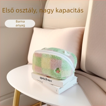 Plüss kozmetikai táska, párnás alakú, csíkos mintázat, belső cipzáras rekesz, cipzárral nyíló dizájn, kapacitás 20 liter alatt