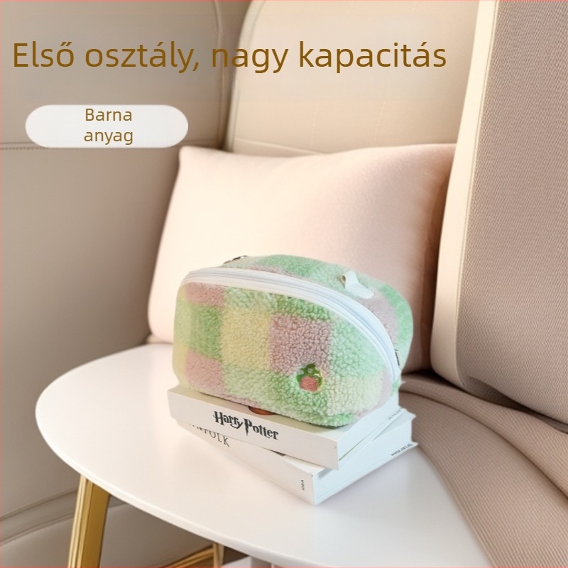 Plüss kozmetikai táska, párnás alakú, csíkos mintázat, belső cipzáras rekesz, cipzárral nyíló dizájn, kapacitás 20 liter alatt