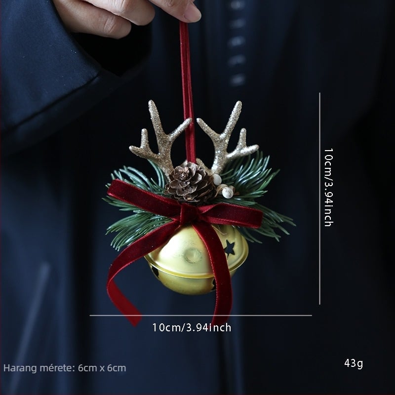 Karácsonyi ajtódísz masnival és haranggal, fenyőtoboz akcentussal, fém és fa