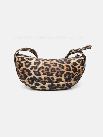 Női táska leopárdmintával, dumpling stílusú, kis váll- és crossbody táska