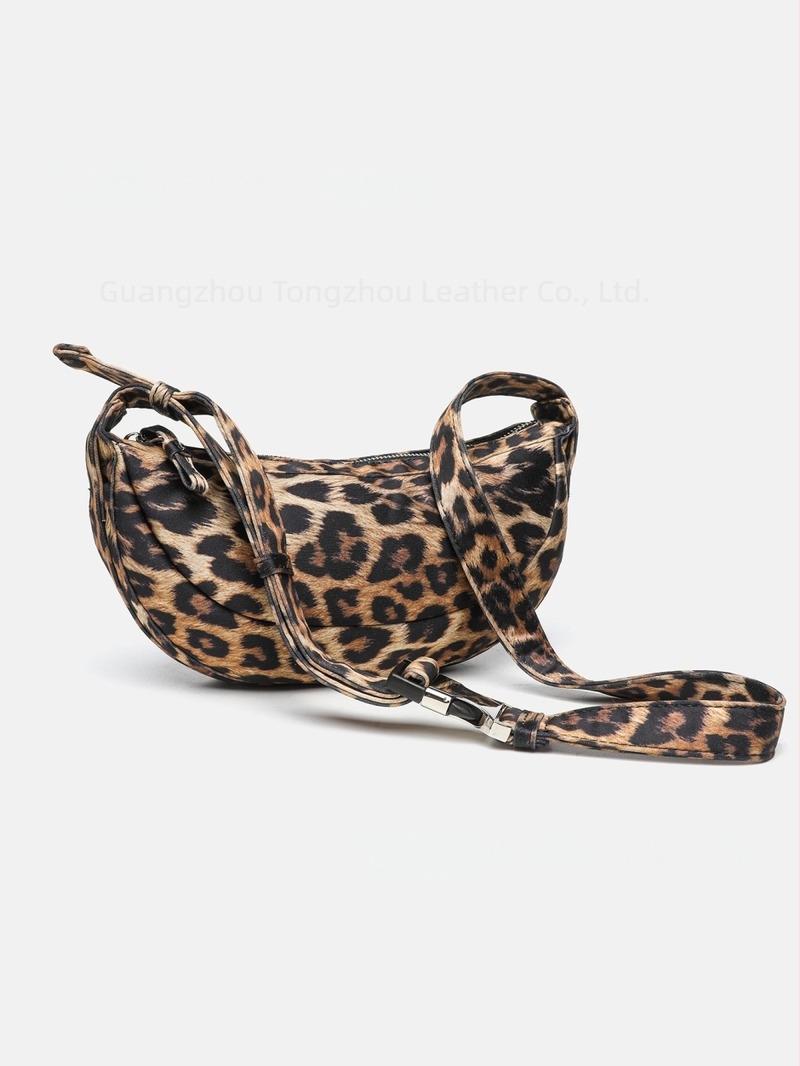 Női táska leopárdmintával, dumpling stílusú, kis váll- és crossbody táska