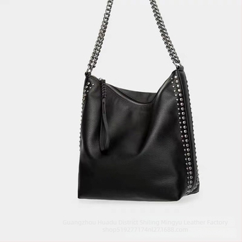 PU bőrhatású vödrös táska, cipzárral, poliészter bélésével, egy vállpánttal