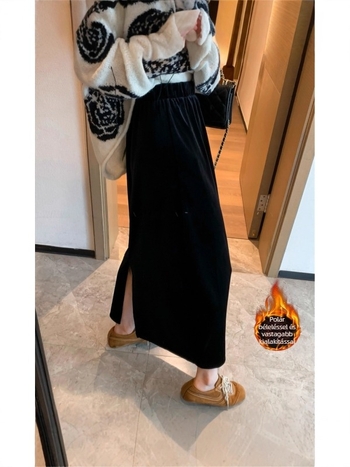Velúr szoknya, elasztikus derekú, hátsó hasítékkal, közepes hosszúságú, 2026 tavasz