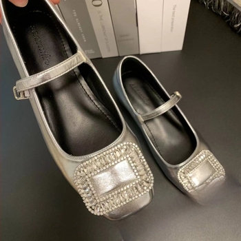 Mary Jane cipők középtokú 3–6 cm, felsőrész mikroszálas, belső mikroszálas bélés, gumitalp, pánt csattal