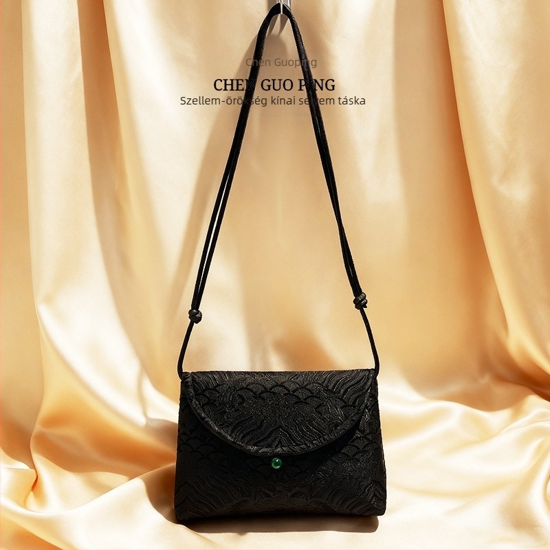 Mulberry selyem crossbody táska, envelope stílus, vízszintes négyzet alakú, zárt nyitás, irodalmi-nemzeti dizájn