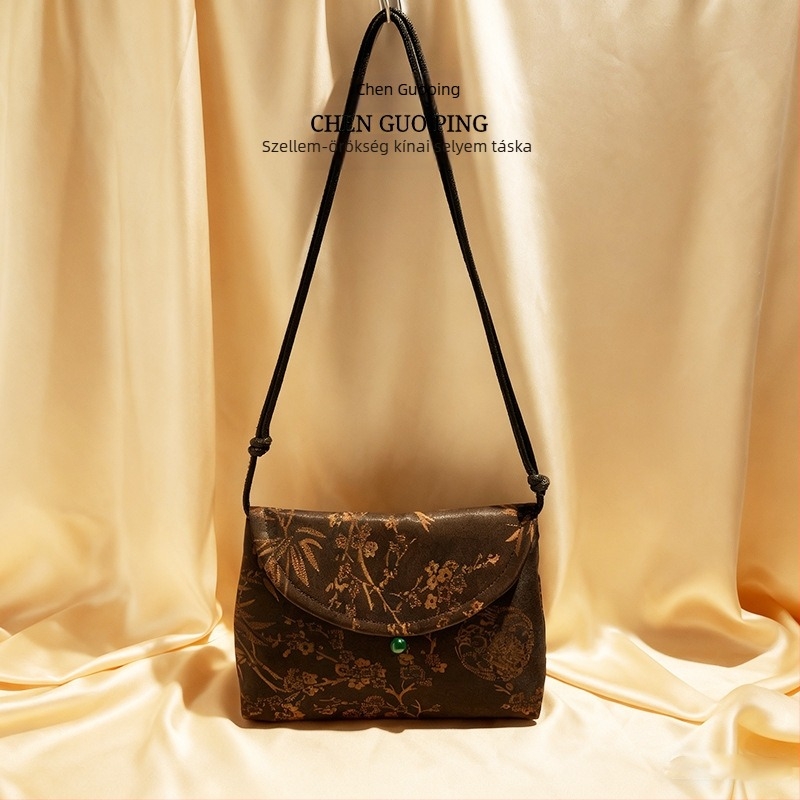 Mulberry selyem crossbody táska, envelope stílus, vízszintes négyzet alakú, zárt nyitás, irodalmi-nemzeti dizájn