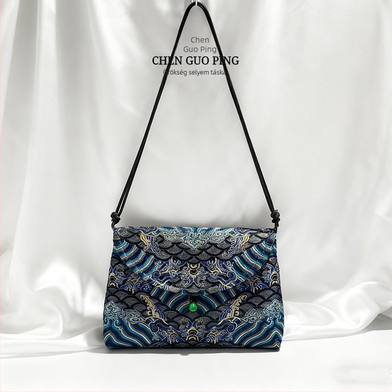 Mulberry selyem crossbody táska, envelope stílus, vízszintes négyzet alakú, zárt nyitás, irodalmi-nemzeti dizájn