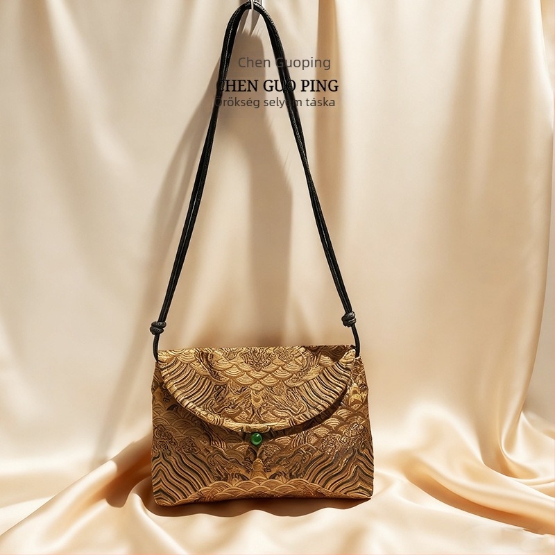 Mulberry selyem crossbody táska, envelope stílus, vízszintes négyzet alakú, zárt nyitás, irodalmi-nemzeti dizájn