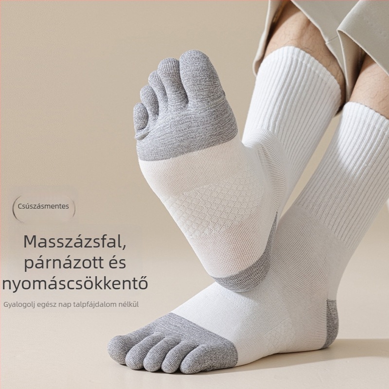 Férfi ötujjú sportzokni középmagas hosszúságú, nedvességelvezető és szagtalanító, pamut 93,4% / spandex 3,7% / nylon 2,9%, színblokkminta