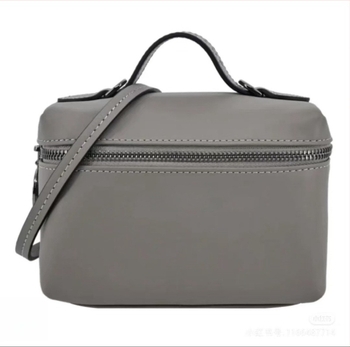 PU-ból készült kis négyzet alakú táska, utcai stílus, vertikális forma, cipzáros nyitás, belső cipzáras zseb és ID-kártya rekesz