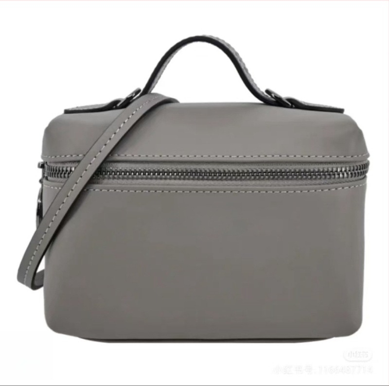 PU-ból készült kis négyzet alakú táska, utcai stílus, vertikális forma, cipzáros nyitás, belső cipzáras zseb és ID-kártya rekesz