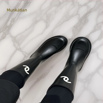 PVC esőcsizmák varrás nélküli, középmagas szár, slip-on, közepes sarkú 3-5 cm