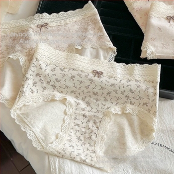 Antibakteriális pamut női alsónemű virágmintás csipkés szegéllyel, középmagas derék, csípőfedés, bővített ágyékrész