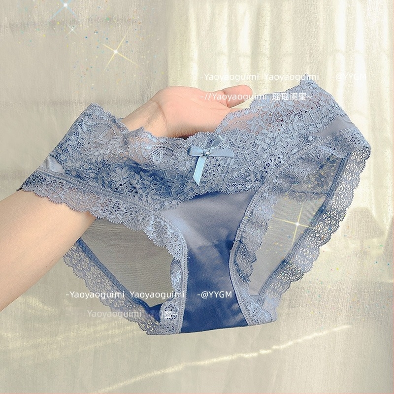 Női csipkés bugyi középmagas derekú, virágos mintával, légáteresztő, 90-95% nylon, pamut betét a kapcsán