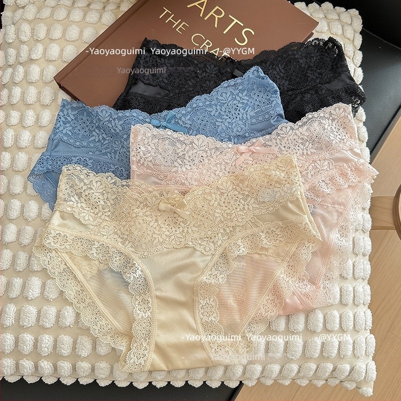 Női csipkés bugyi középmagas derekú, virágos mintával, légáteresztő, 90-95% nylon, pamut betét a kapcsán