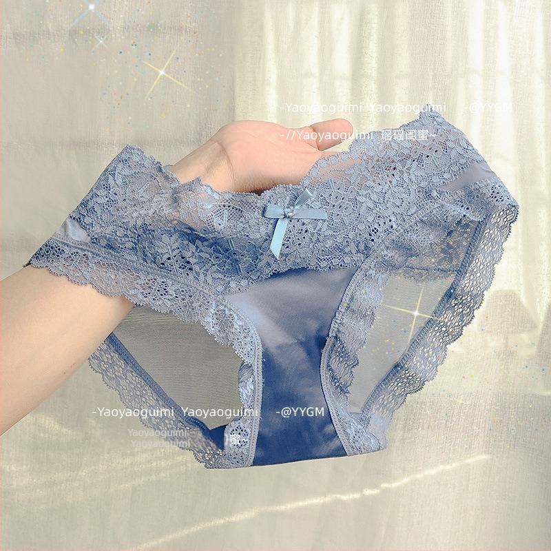 Női csipkés bugyi középmagas derekú, virágos mintával, légáteresztő, 90-95% nylon, pamut betét a kapcsán
