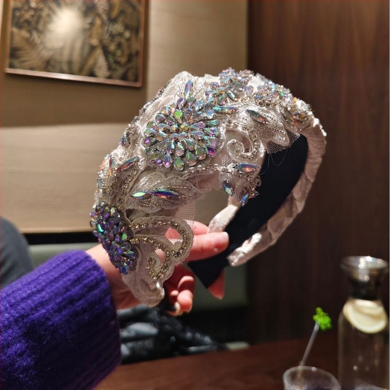 Kézzel készített középkori stílusú fejpánt csipével, textil és hálóval, rozsdamentes acél betéttel – női fejfedő