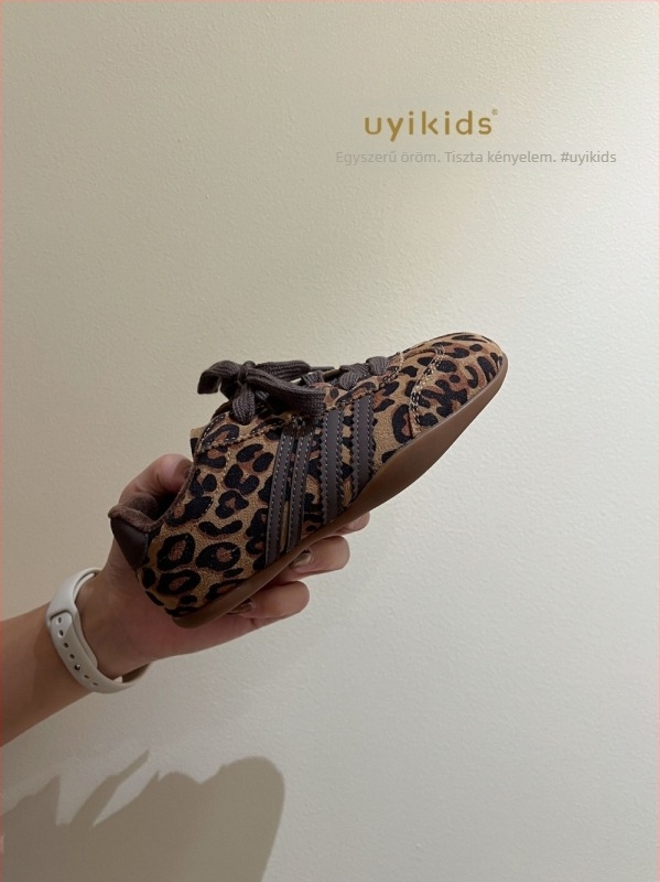 Gyerekeknek készült edzőcipő leopárd mintával, fleece belső, mikroszálas bőr felsőrész, Velcro zárás, gumi talp