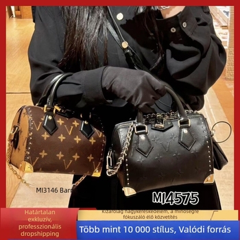 Női váll-táska Box Bag stílusban, PVC anyag, vízszintes négyszögletes forma, cipzáras nyitás, belső kamera zseb