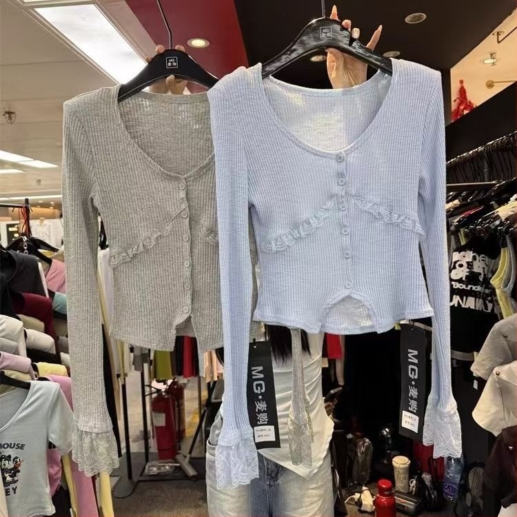 Női poliészter hosszú ujjú felső, slim-fit kivitel, U-nyakú, középmagasságú hossz 50–65 cm